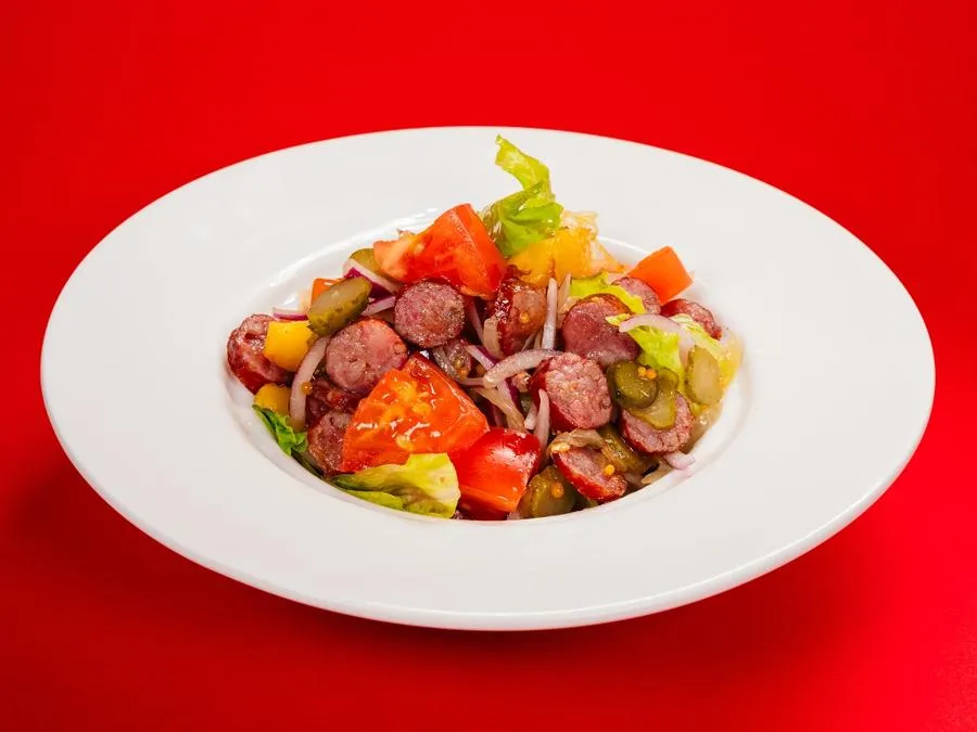 Салат с охотничьими колбасками