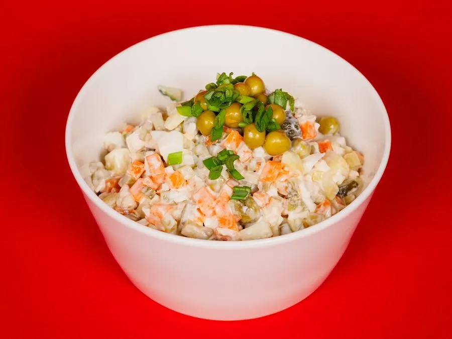 Салат Оливье с курицей