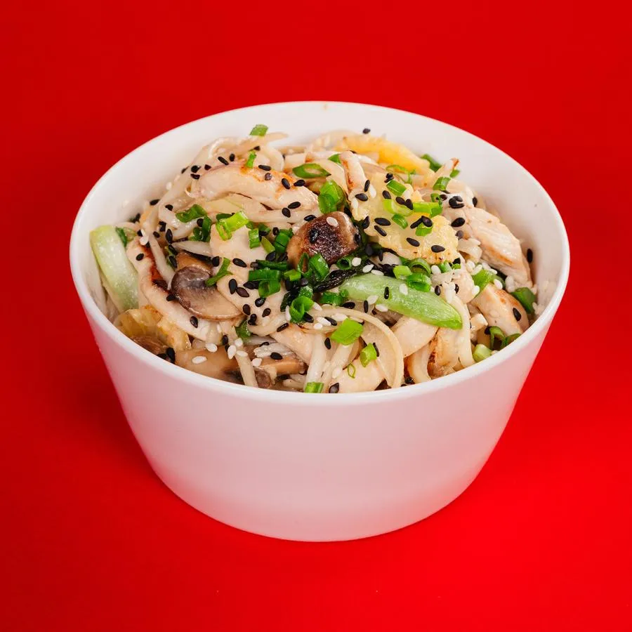 Вок с лапшой соба и курицей в ореховом соусе