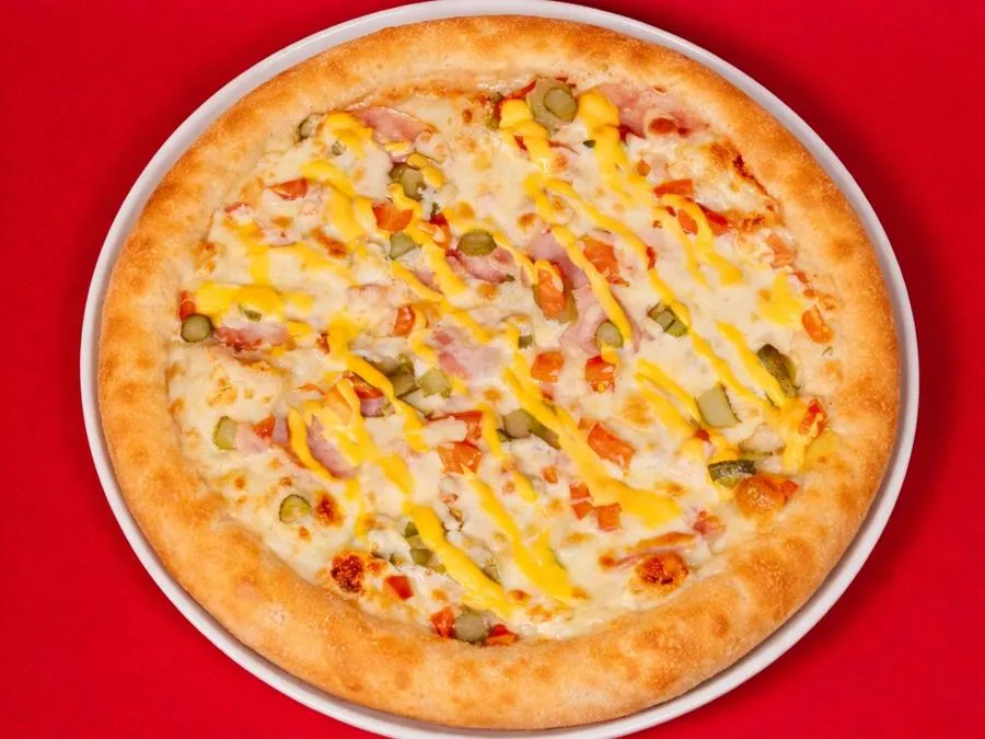 Пицца ветчина и томаты