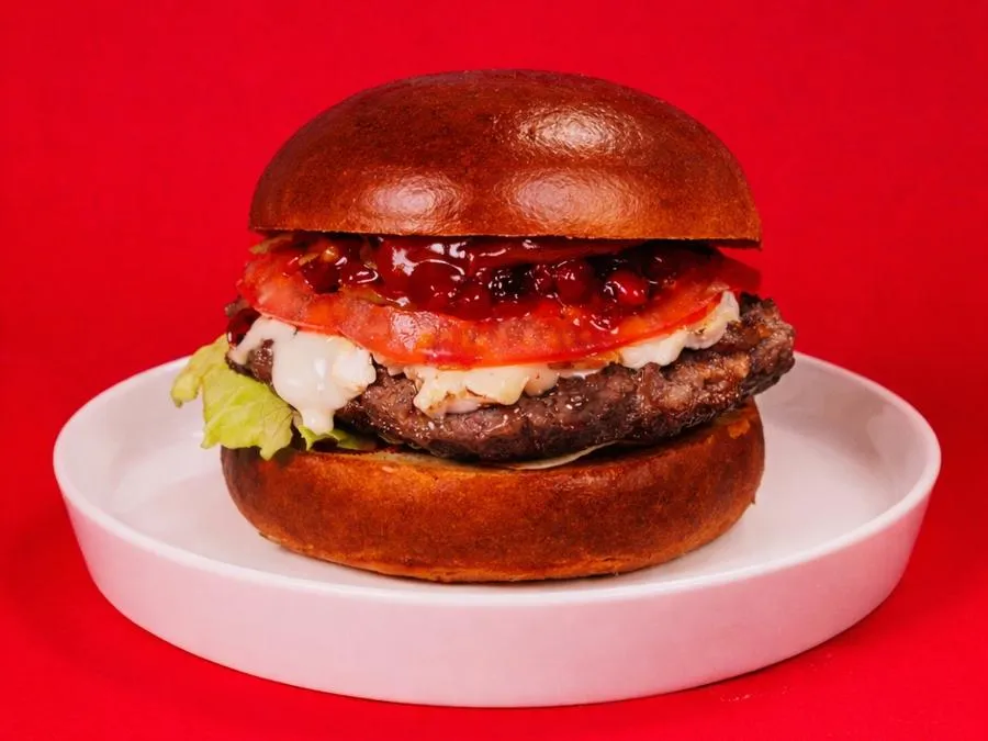 Бургер камамбер с брусникой